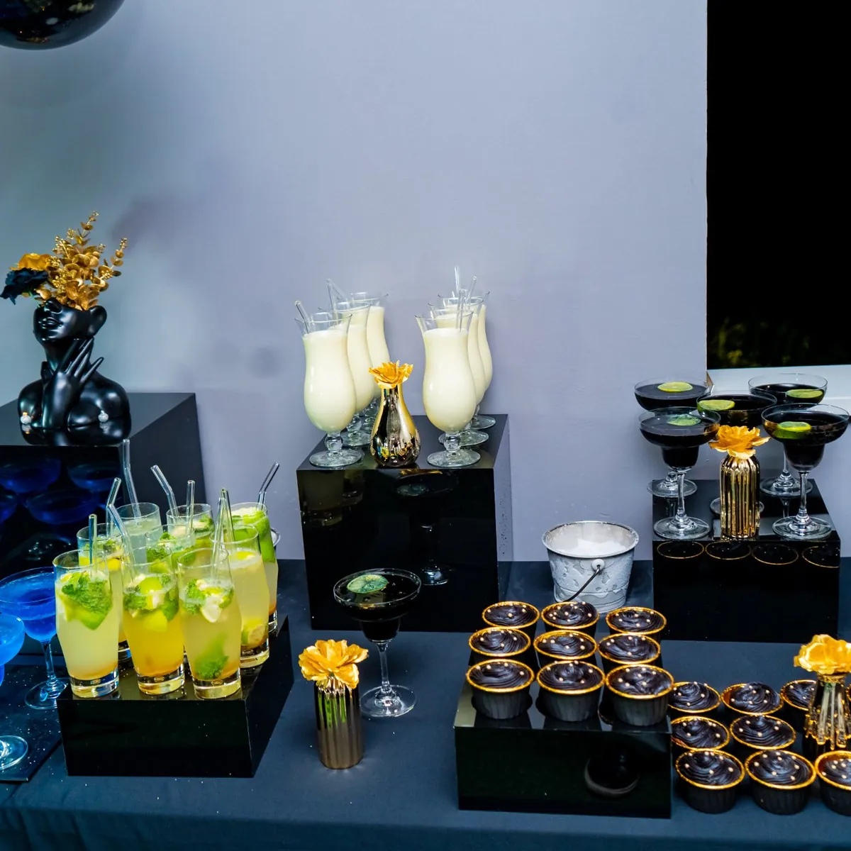 Buffet noir & or — Bar IsiDrink & cupcakes — Prestige Unions traiteur Lyon