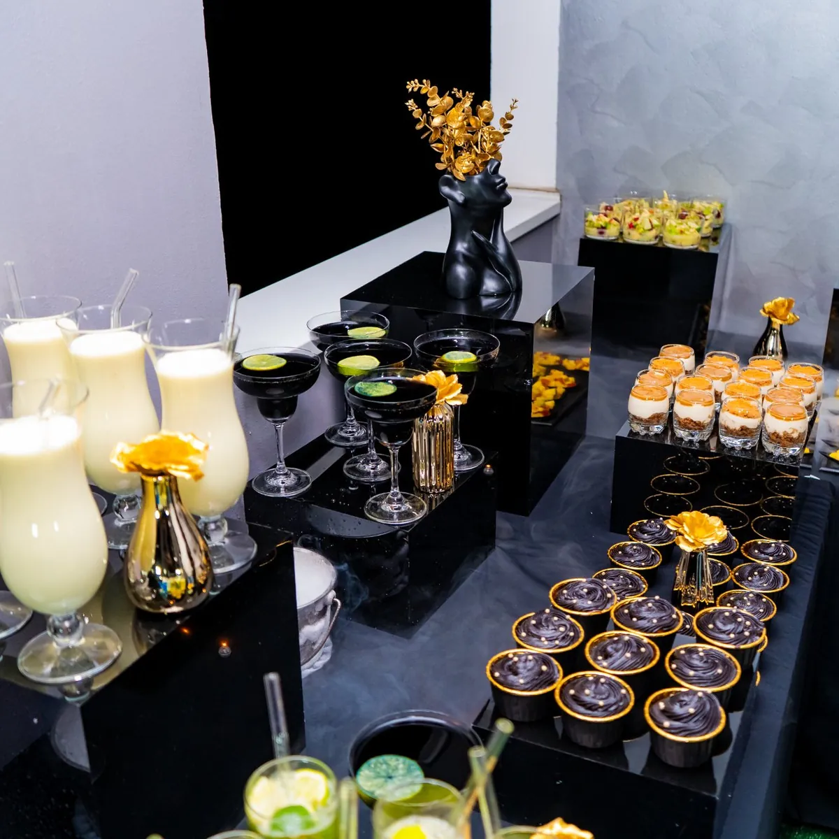 Buffet sucré & cocktails — mise en scène nocturne — Prestige Unions traiteur Lyon
