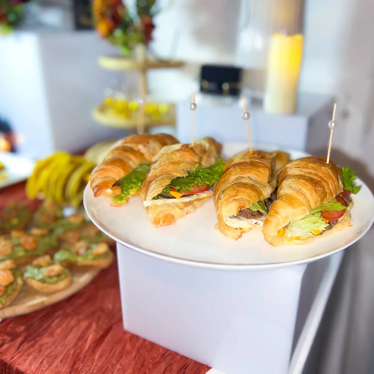 Croissants garnis sur colonne blanche — Prestige Unions traiteur Lyon