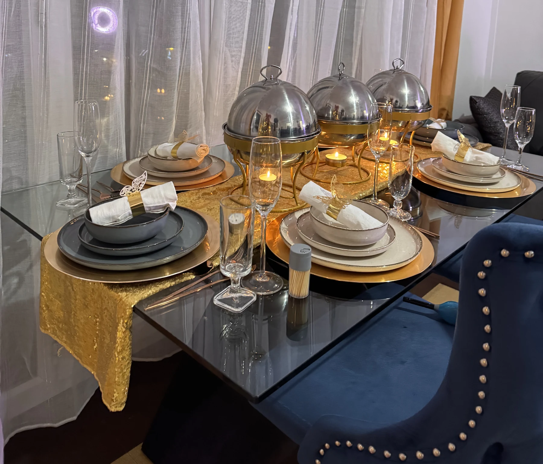 Mise en table dorée Prestige Unions — assiettes, verres à flûte et chemin de table pailleté