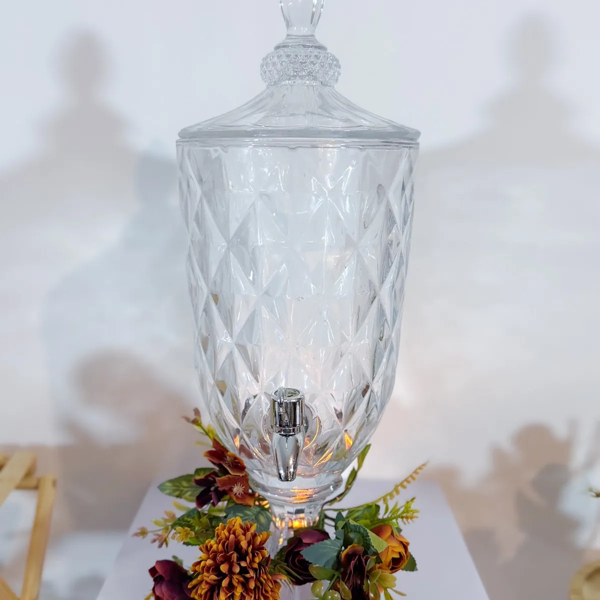 Fontaine à boissons signature & fleurs automnales — Prestige Unions traiteur Lyon