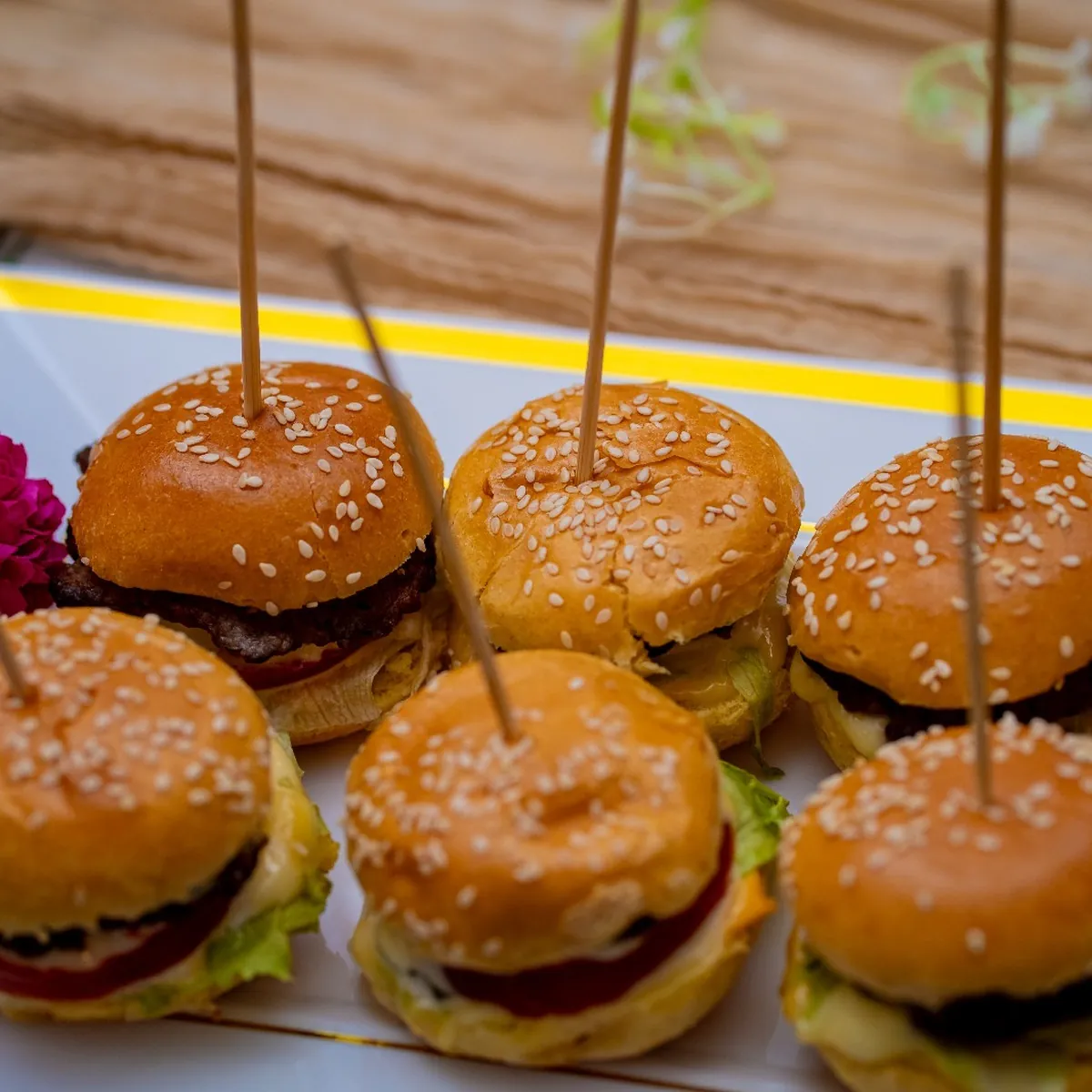 Mini burgers gourmet maison — Prestige Unions traiteur Lyon