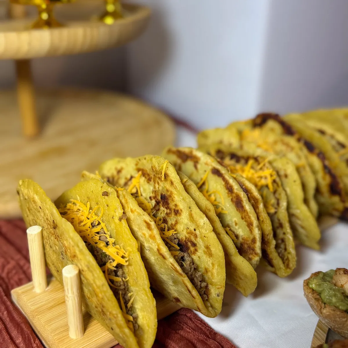 Tacos maison sur présentoir bois — Prestige Unions traiteur Lyon